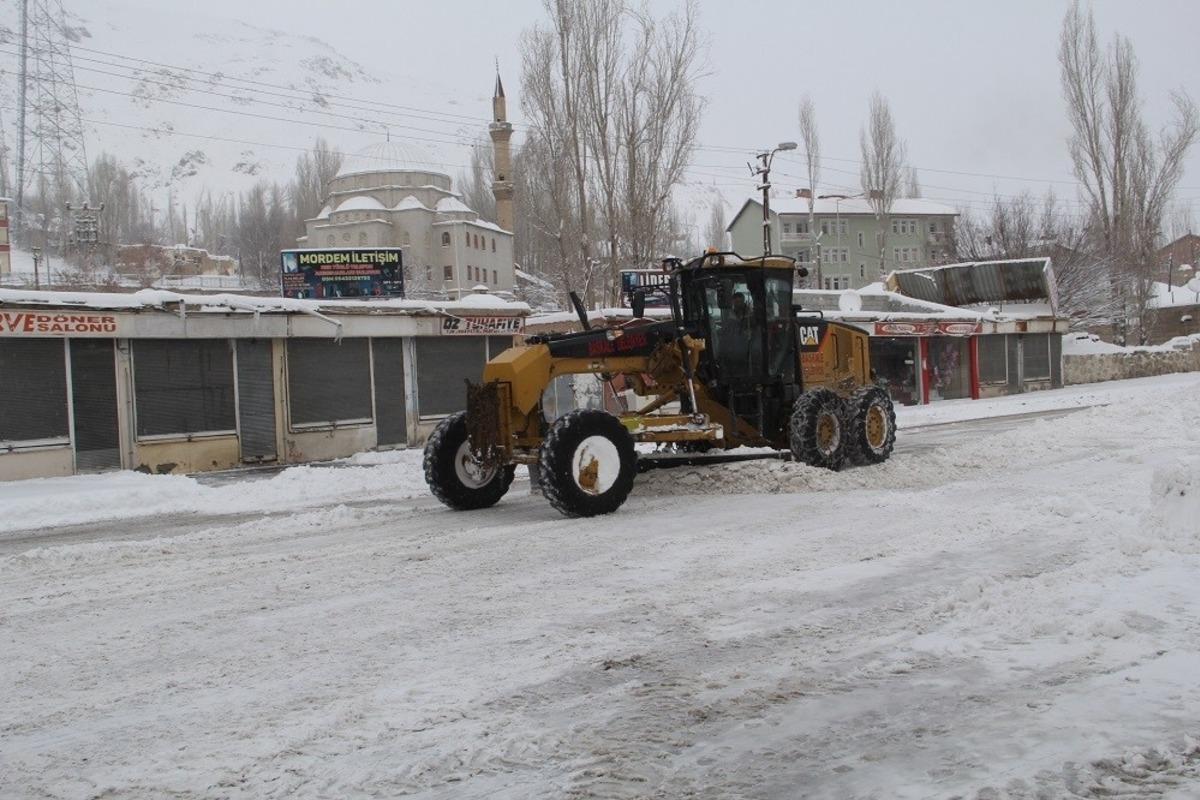 Başkale&rsquo;de kar yağışı etkili oldu