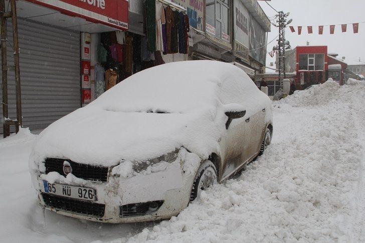 Başkale’de kar yağışı etkili oldu G3