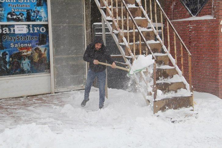 Başkale’de kar yağışı etkili oldu G5