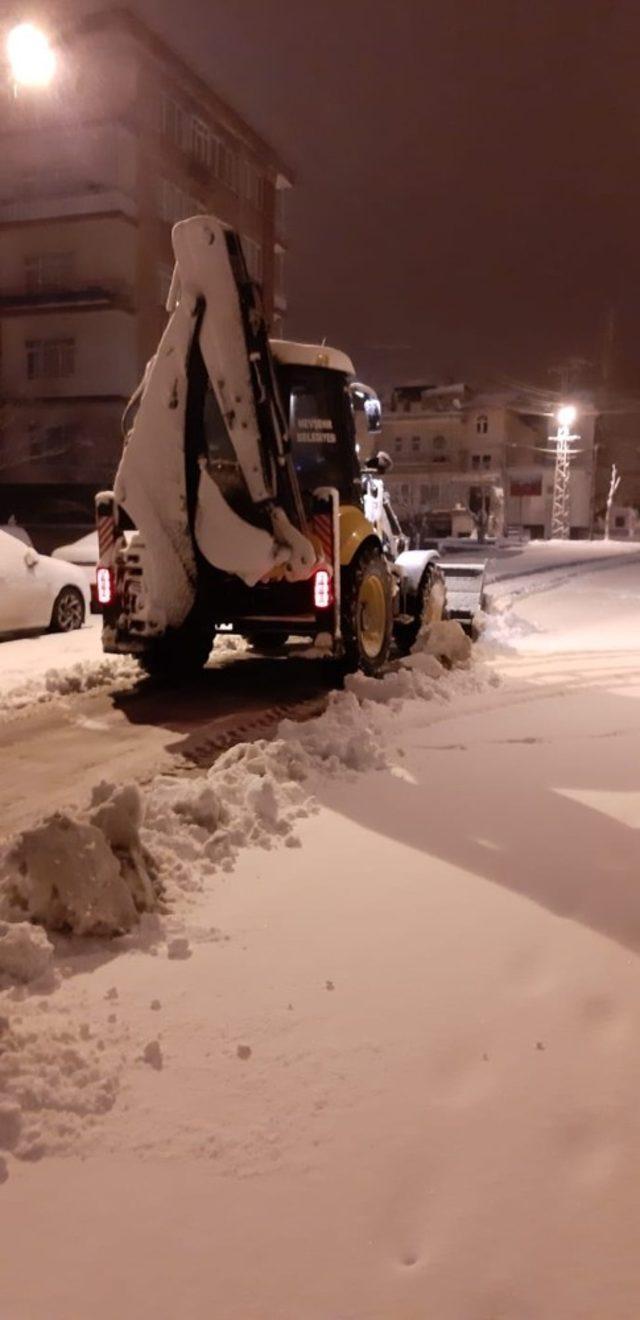 Belediye ekipleri tuzlama çalışmalarını sabaha kadar sürdürdü