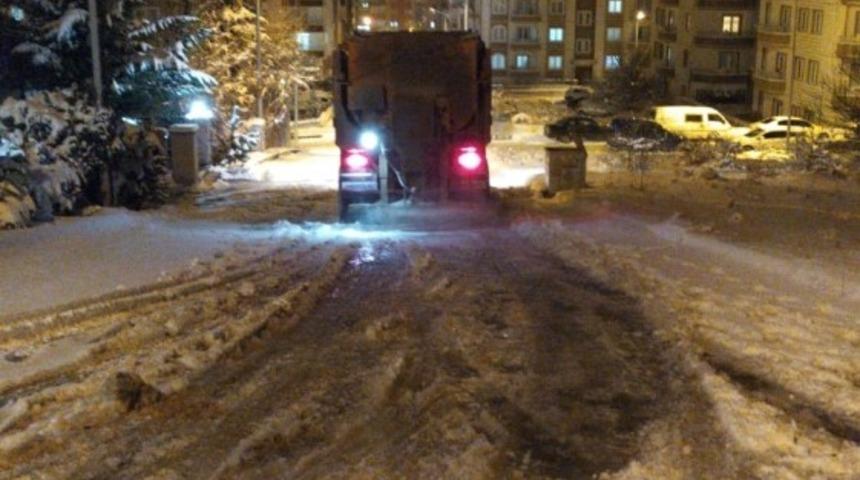 Belediye ekipleri tuzlama çalışmalarını sabaha kadar sürdürdü