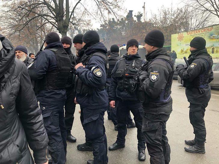 Kiev'de polis cami girişinde kimlik kontrolü yaptı! Gözaltılar var G1