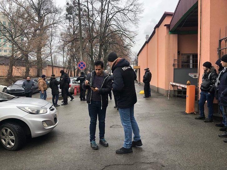 Kiev'de polis cami girişinde kimlik kontrolü yaptı! Gözaltılar var G4