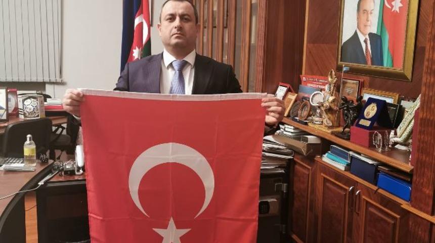 Türk bayrağı yırtan Yunan vekile bir tepki de Azerbaycan’dan: O parmakları kırarız