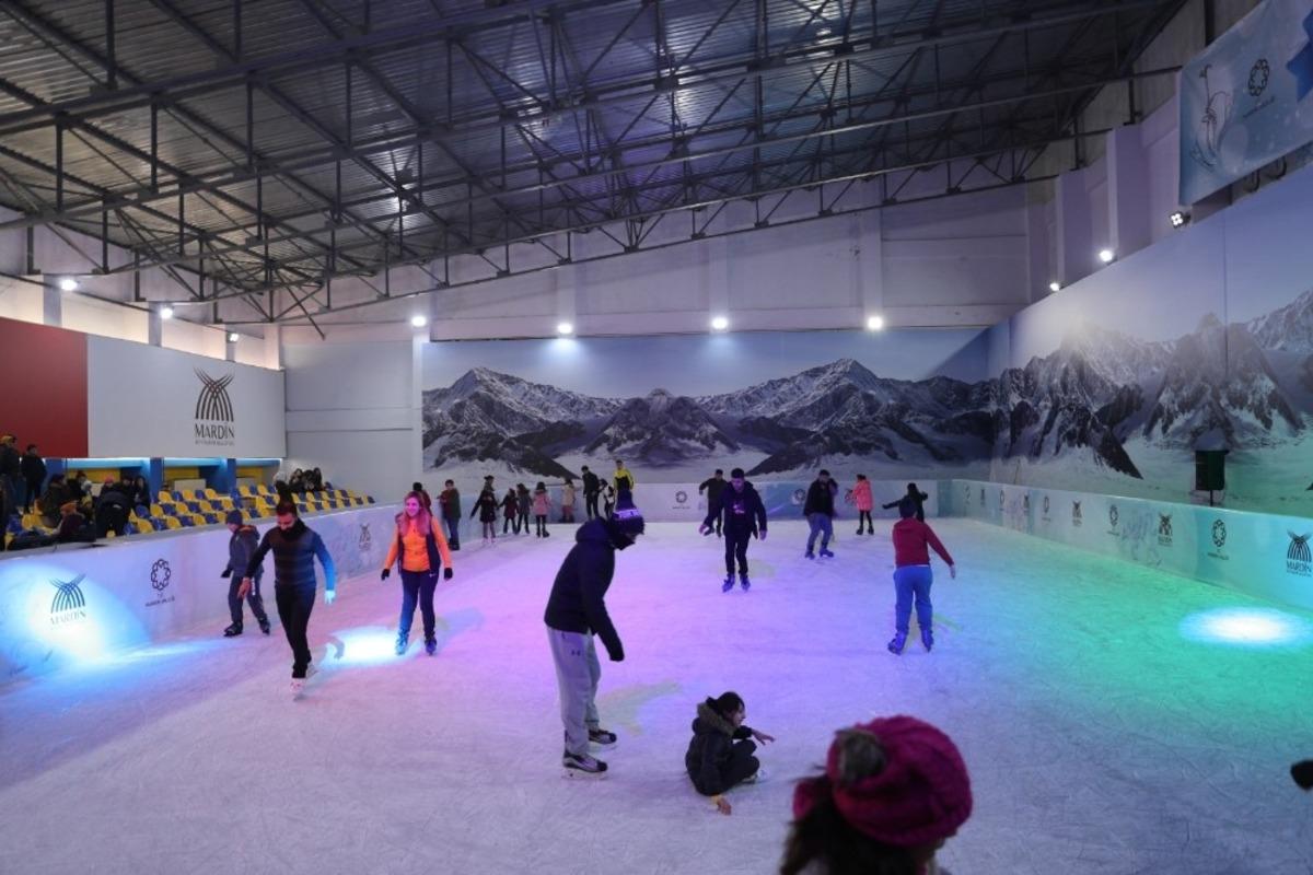 Mardin&rsquo;de &ouml;ğrenciler yarı yıl tatilinde buz pistine akın etti
