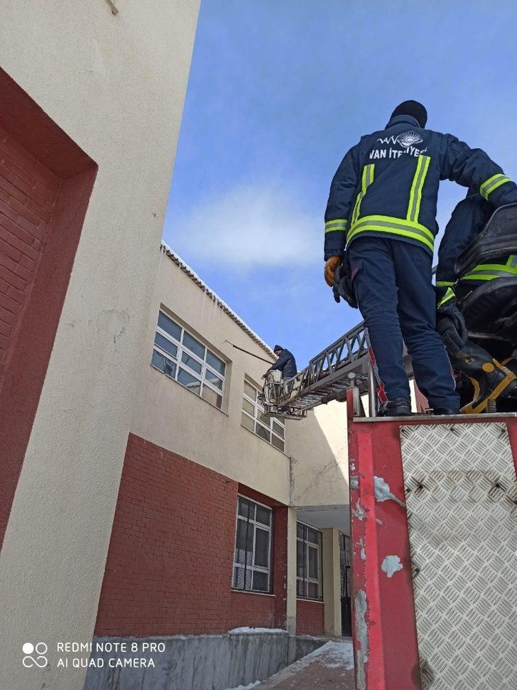 Özalp Belediyesi okullardaki temizlik yaptı G3