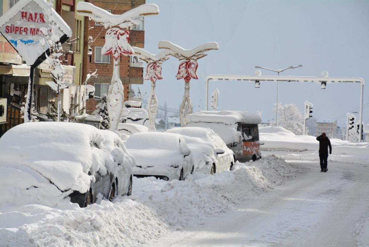 Vali Akbıyık; &ldquo;T&uuml;rkiye&rsquo;de en &ccedil;ok kar Hakkari&rsquo;ye yağdı&rdquo;