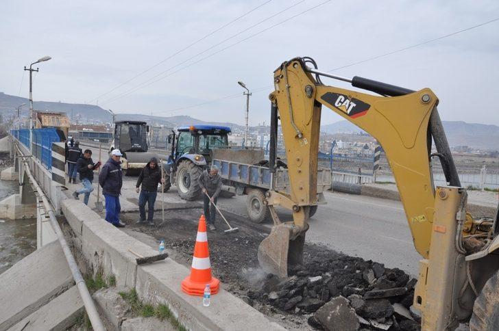Köprü ve Botaş Caddesinde yama çalışmaları G1