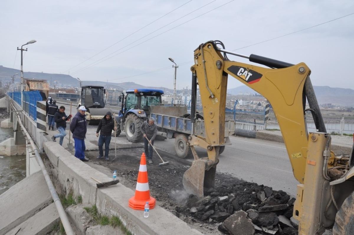K&ouml;pr&uuml; ve Botaş Caddesinde yama &ccedil;alışmaları