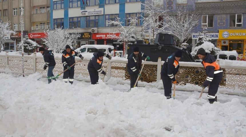 Hakkari kar k&uuml;reme timi iş başında
