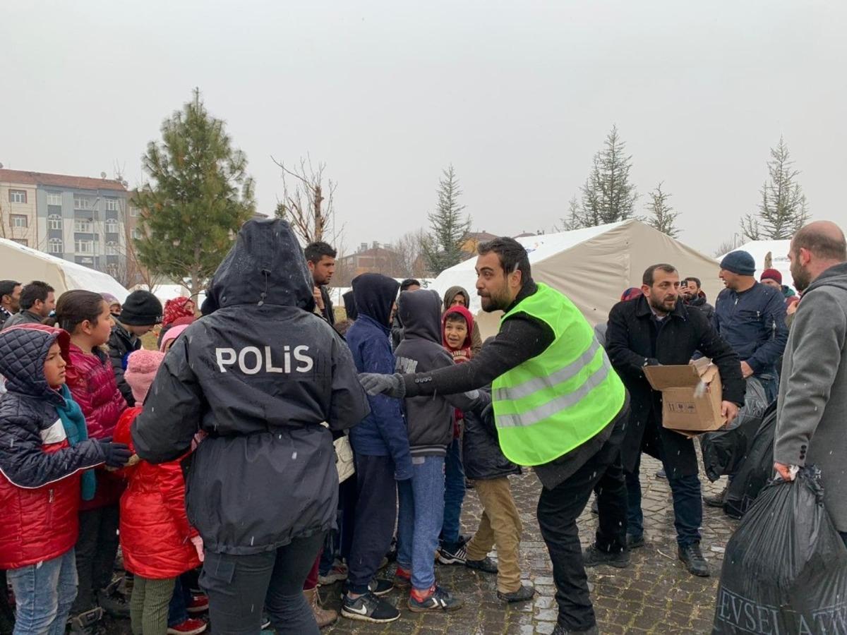 G&ouml;n&uuml;ll&uuml;ler, deprem b&ouml;lgesinde destek veriyor