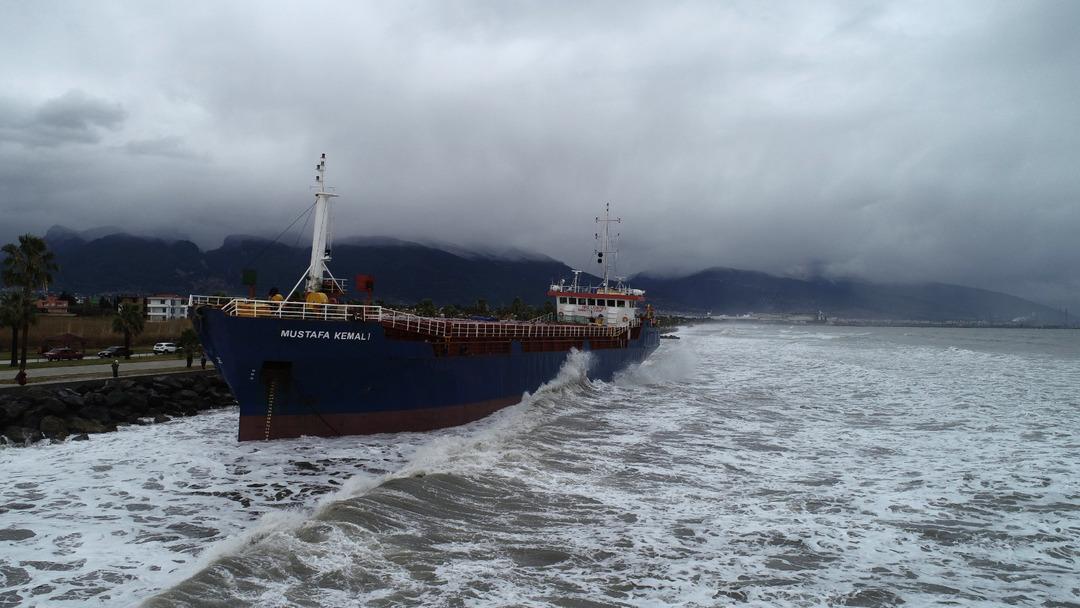 Hatay'da karaya oturan gemi kurtarılmayı bekliyor
