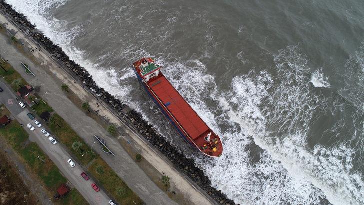 Hatay'da karaya oturan gemi kurtarılmayı bekliyor G3