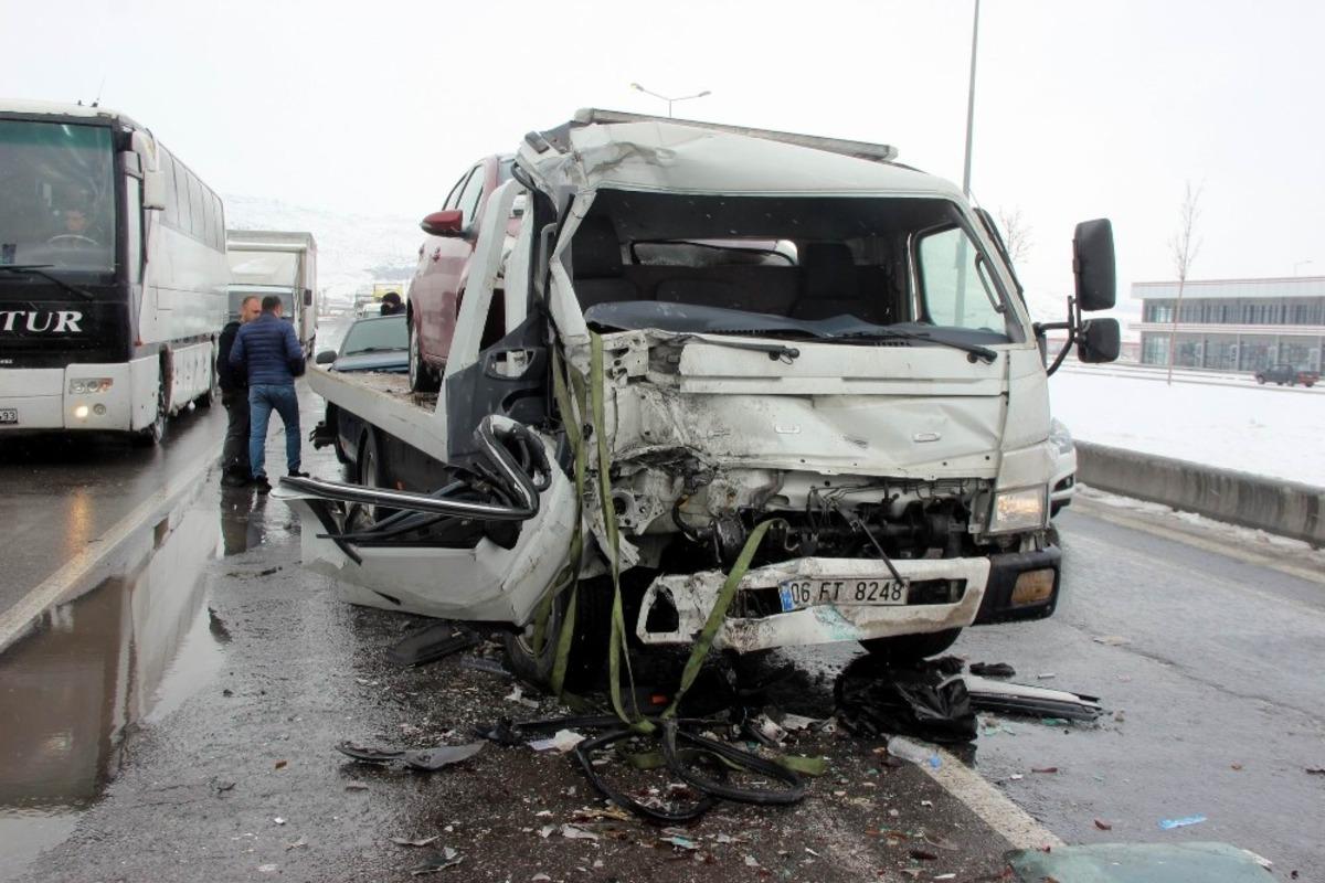 &Ccedil;ekici ile halk otob&uuml;s&uuml; &ccedil;arpıştı: 6 yaralı