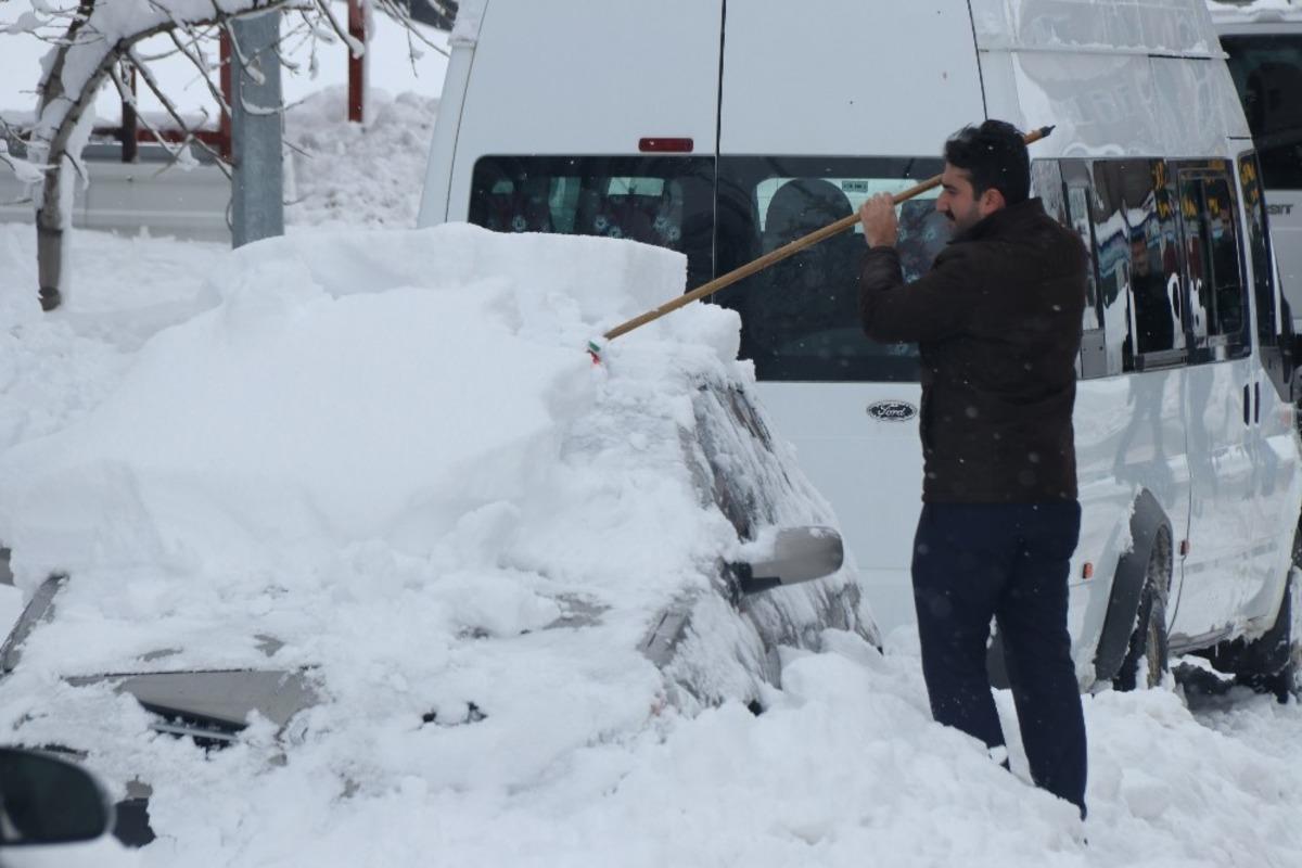 Bitlis&rsquo;te 600 yerleşim yerinin yolu kardan kapalı
