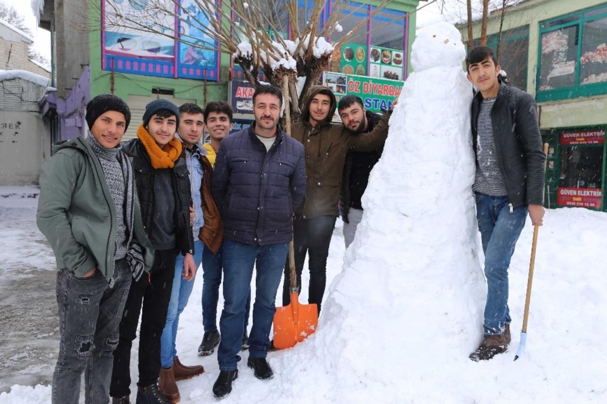 Varto&rsquo;da yağan karın keyfini &ccedil;ocuklar ve esnaflar &ccedil;ıkardı
