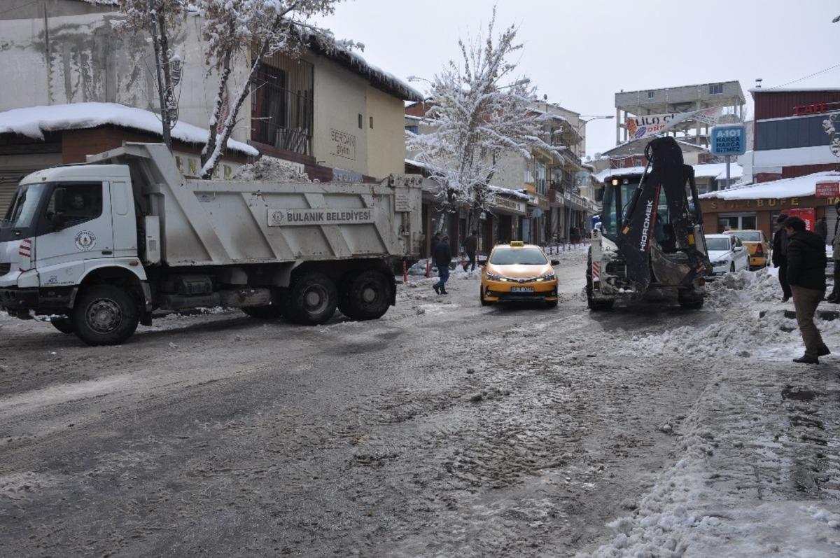 Bulanık&rsquo;ta karla m&uuml;cadele &ccedil;alışmaları