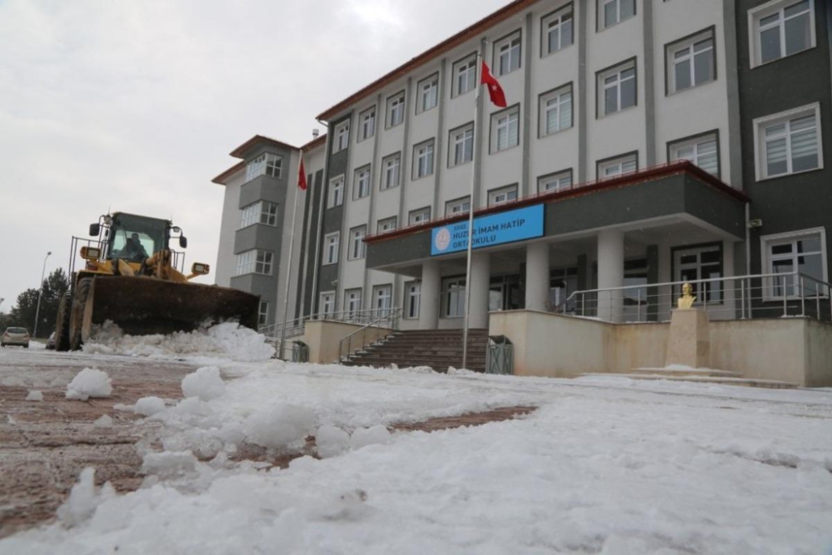 Okul bah&ccedil;elerinde kar temizliği