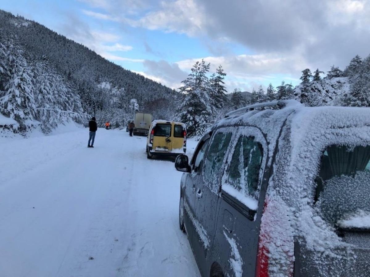 Yolda kayan saman y&uuml;kl&uuml; kamyon, trafiği durdurdu
