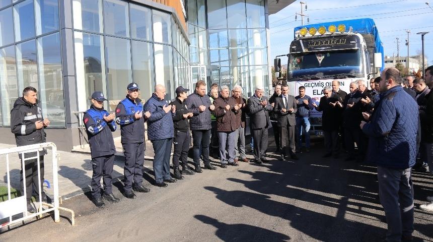 Yardım kamyonu dualarla uğurlandı