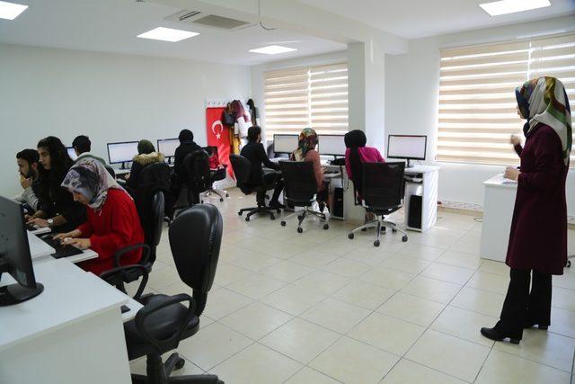 Haliliye’de gençler bilgisayar öğreniyor
