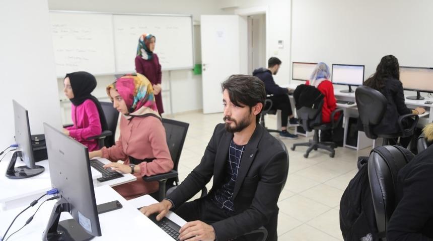 Haliliye&rsquo;de gen&ccedil;ler bilgisayar &ouml;ğreniyor