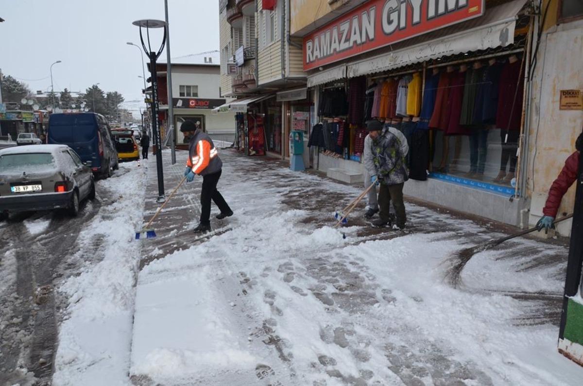 G&uuml;lşehir Belediyesi karla m&uuml;cadelesini s&uuml;rd&uuml;r&uuml;yor