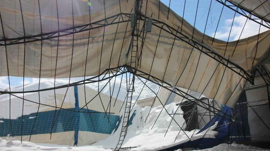 Kar ağırlığına dayanamayan halı saha tavanı &ccedil;&ouml;kt&uuml;