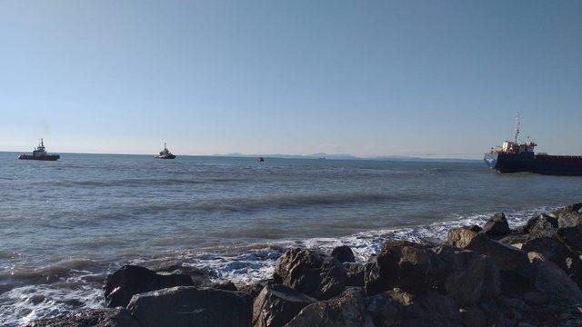 Hatay’da karaya oturan gemi, römorklar yardımı ile kurtarıldı