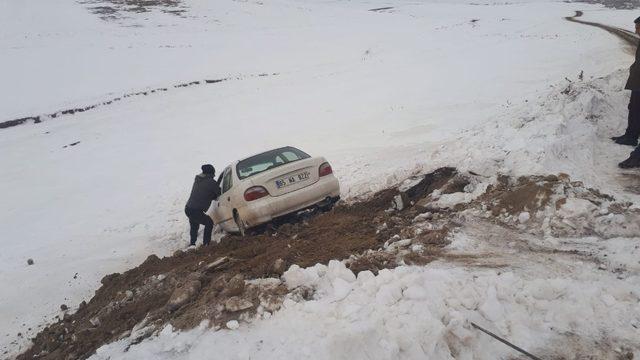 Kaza yapan otomobilin yardımına Van Büyükşehir yol ekipleri yetişti