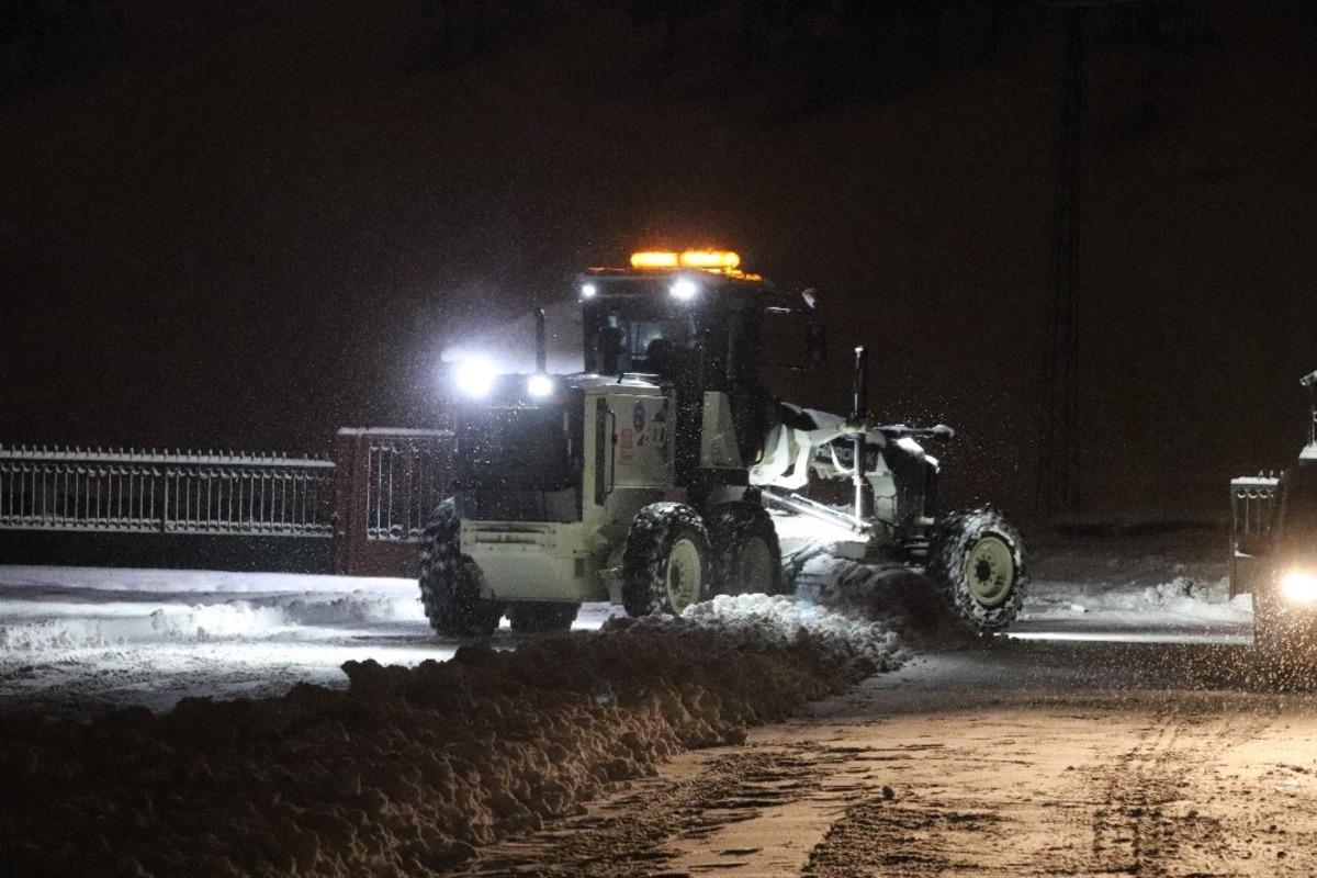 Ağrı&rsquo;da belediye ekipleri kar mesaisini s&uuml;rd&uuml;r&uuml;yor