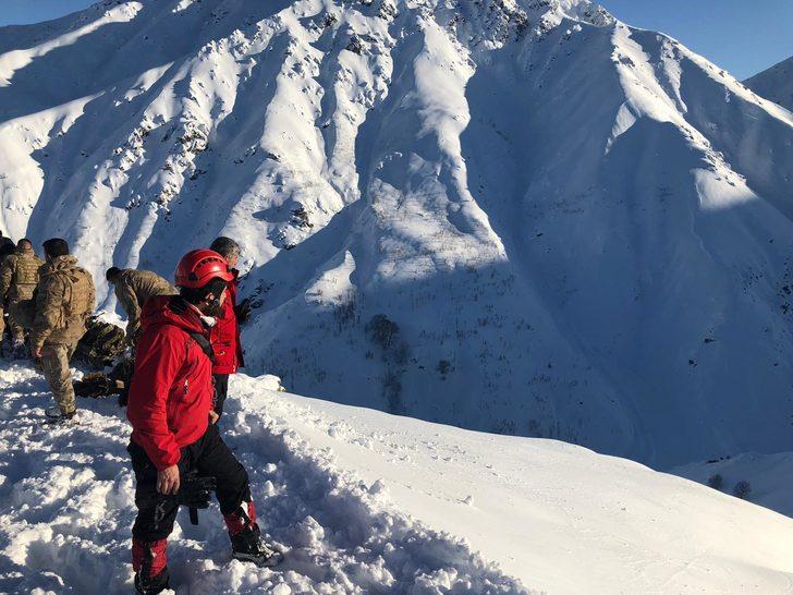 Bingöl'de güvenlik korucusu çığ altında kaldı G3