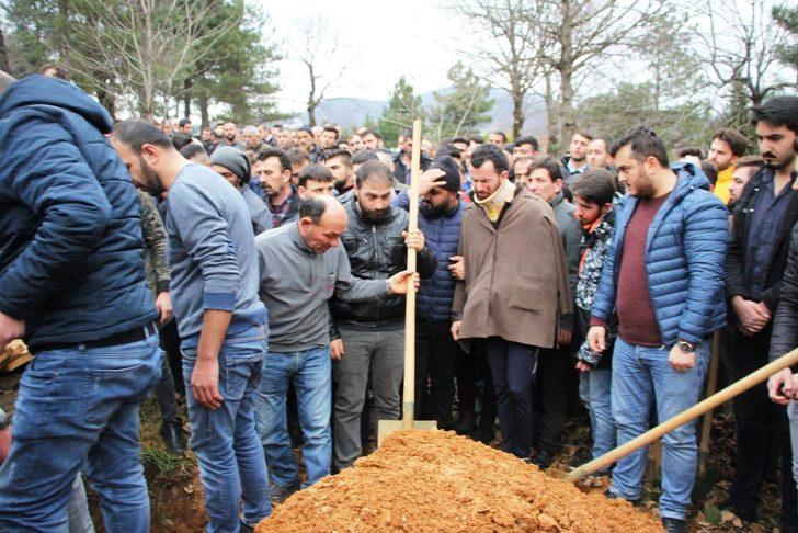 Sakarya'da asker eğlencesinde beraber eğlendiği arkadaşları tabutunu taşıdı G1