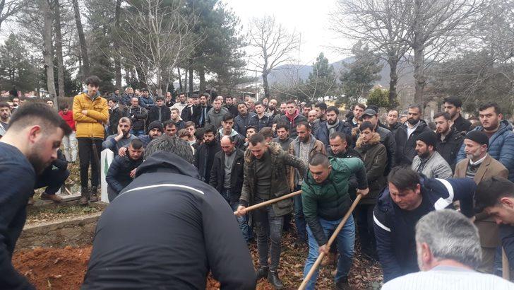 Sakarya'da asker eğlencesinde beraber eğlendiği arkadaşları tabutunu taşıdı G3