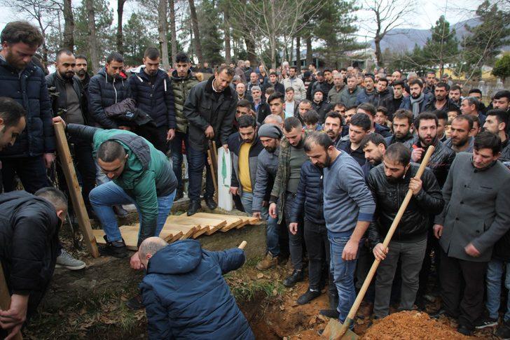 Sakarya'da asker eğlencesinde beraber eğlendiği arkadaşları tabutunu taşıdı G5