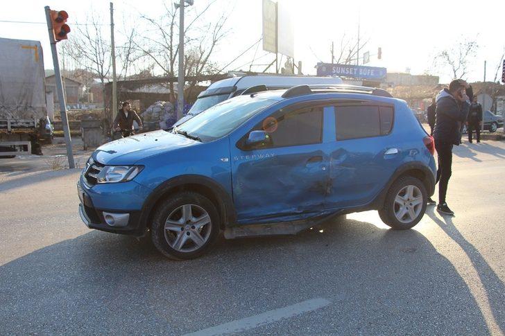 İşçi servisi otomobille çarpıştı: 1 yaralı G1