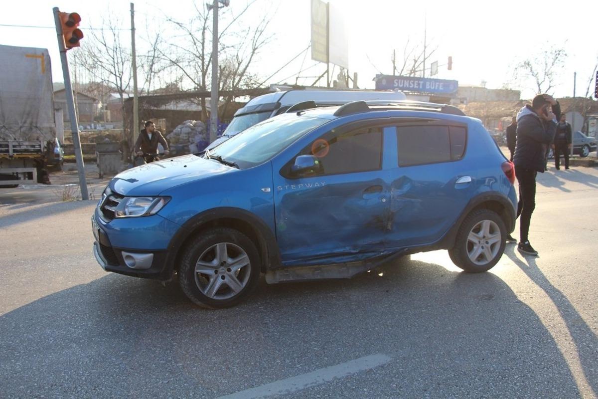 İş&ccedil;i servisi otomobille &ccedil;arpıştı: 1 yaralı