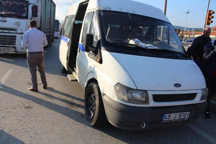 İşçi servisi otomobille çarpıştı: 1 yaralı G3