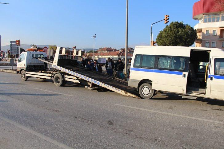 İşçi servisi otomobille çarpıştı: 1 yaralı G4