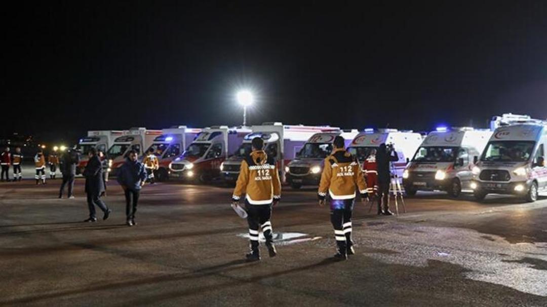 Son dakika: Vuhan'dan tahliye edilen T&uuml;rk vatandaşlarını taşıyan u&ccedil;ak Etimesgut Havaalanı'na indi