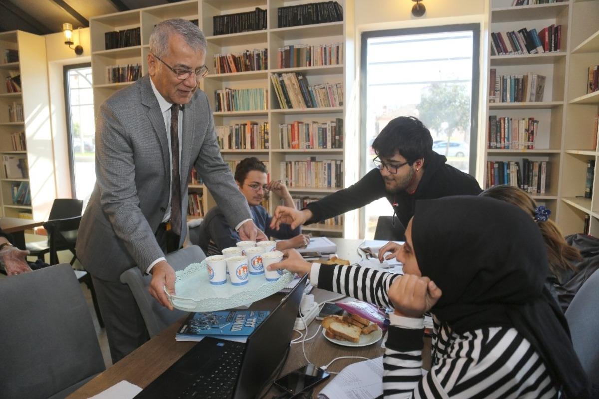 Başkan Tarhan&rsquo;dan ders &ccedil;alışan &ouml;ğrencilere &ccedil;orba servisi
