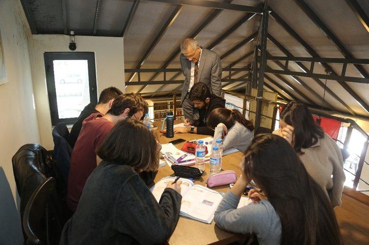 Başkan Tarhan’dan ders çalışan öğrencilere çorba servisi G3