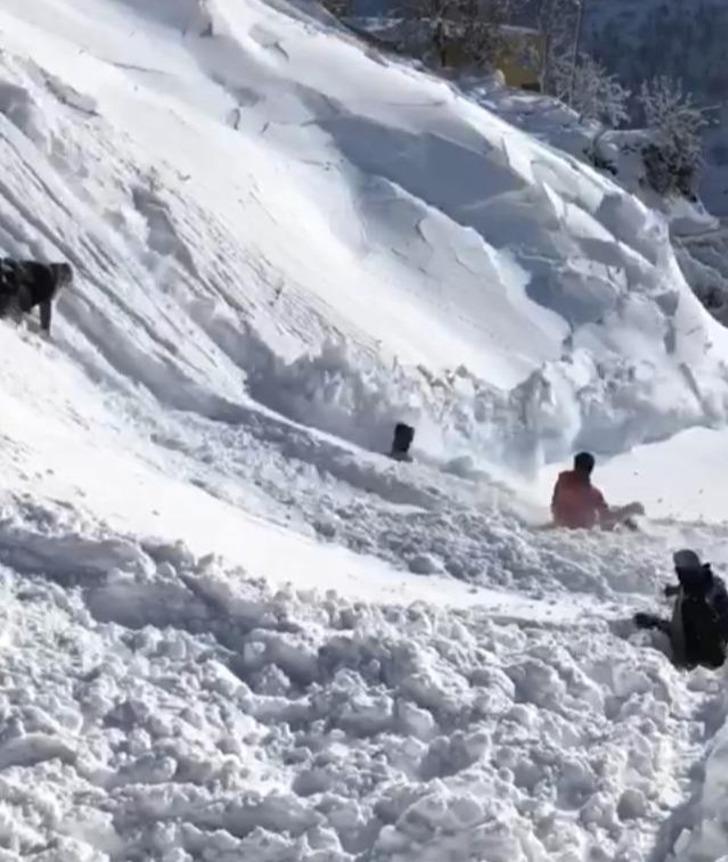 Bingöl’de çığ düştü çocuklar son anda kurtuldu G3