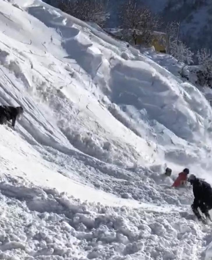 Bingöl’de çığ düştü çocuklar son anda kurtuldu G4