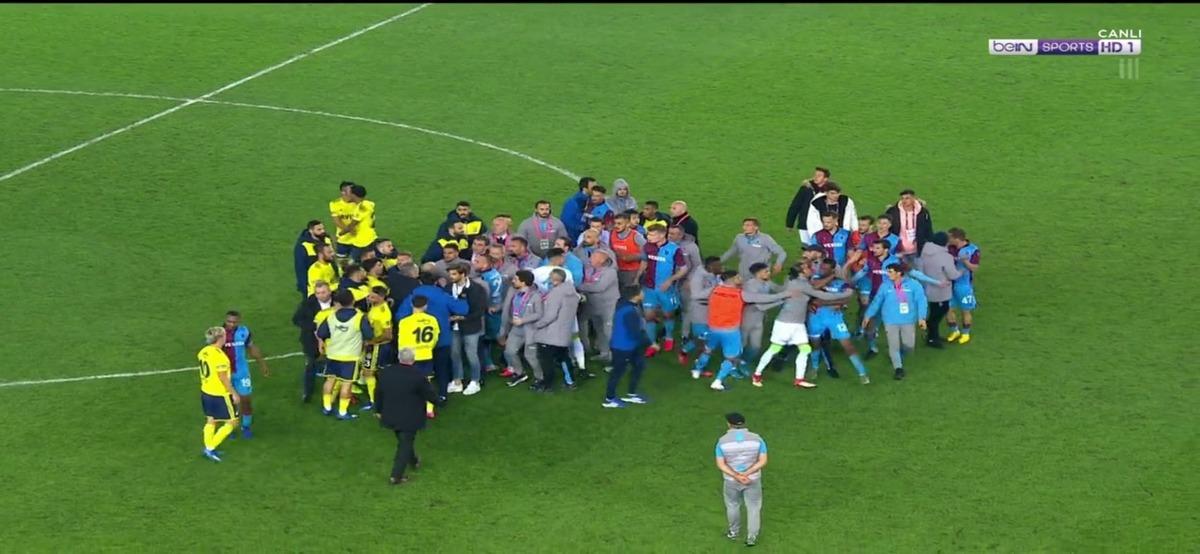Trabzonspor-Fenerbah&ccedil;e ma&ccedil;ı sonrası kavga &ccedil;ıktı