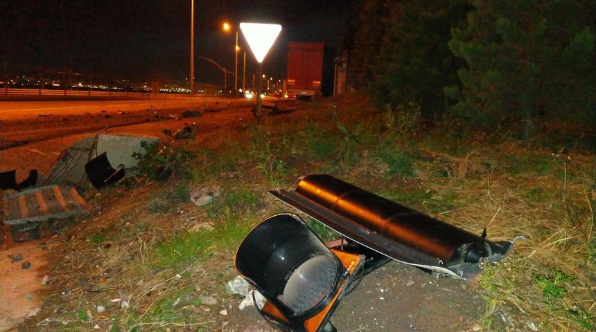 Alkoll&uuml; TIR s&uuml;r&uuml;c&uuml;s&uuml; trafik ışıklarına &ccedil;arptı&nbsp;