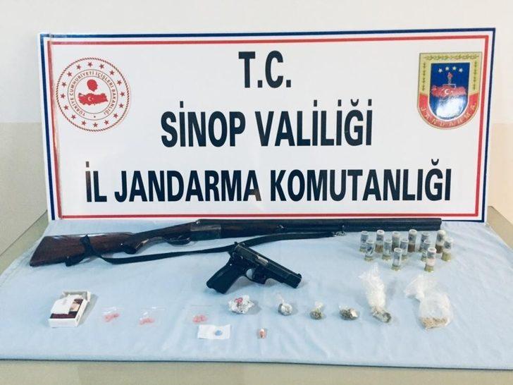 Aranan adreslerden ruhsatsız silah ve uyuşturucu çıktı G1