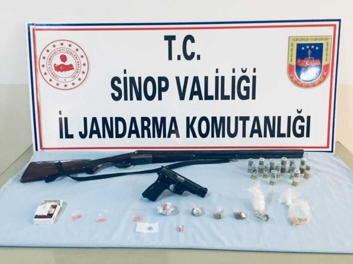 Aranan adreslerden ruhsatsız silah ve uyuşturucu &ccedil;ıktı