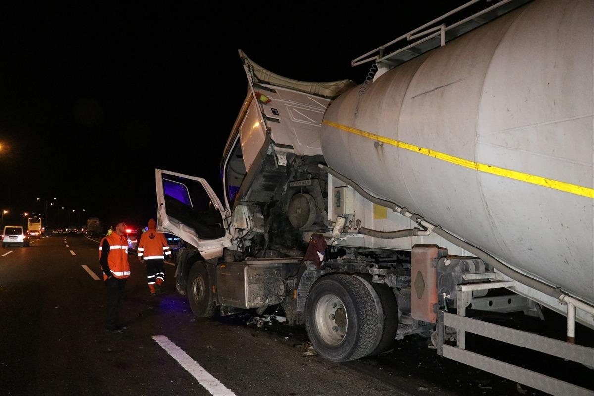 Anadolu Otoyolu'nda feci kaza! TIR'la tanker &ccedil;arpıştı