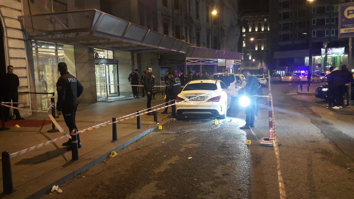 Beyoğlu'nda gece kul&uuml;b&uuml; &ouml;n&uuml;nde silahlı saldırı: 1 ağır yaralı